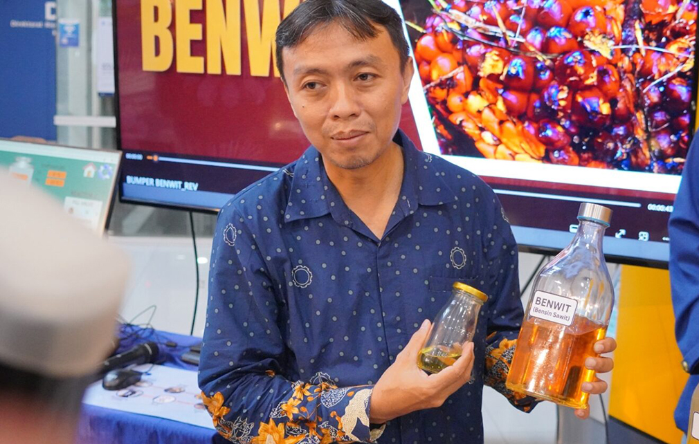 Peneliti dari ITS Dr Eng Hosta Ardhyananta ST MSc saat memamparkan proses dan hasil produksi Benwit dengan metode temuannya di hadapan awak media